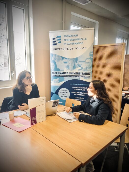 Etudiants en entretien avec les entreprises partenaires dans le cadre du speed-dating Stage IAE Toulon