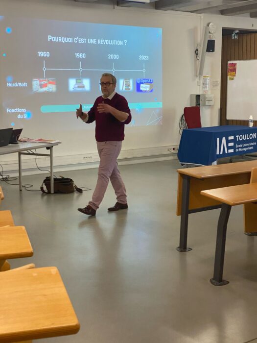 intervenant françois La croux marchant dans les allées au cours de la conférence IA de l'IAE Toulon 2025